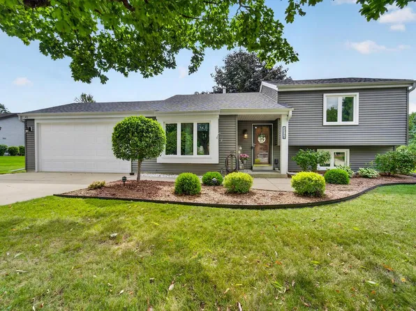 1248 Timber RIDGE, Pewaukee, WI 53072