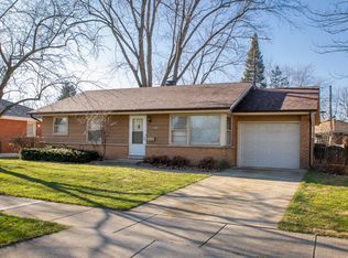 1228 Hiawatha Dr, Elgin, IL 60120