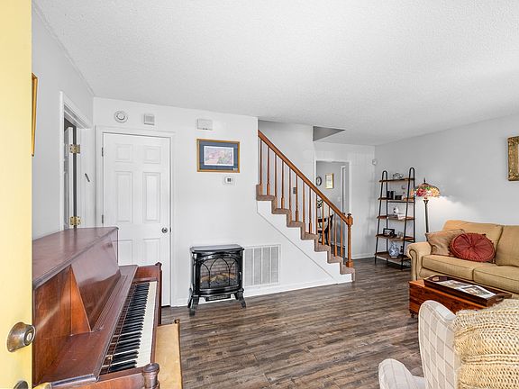 3rd image of 200 Kathleen Ct