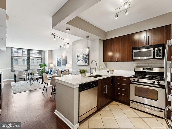 2nd image of 1021 Garfield St #902
