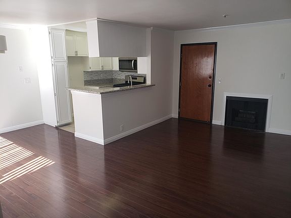 4th image of 11162 Camarillo St APT 305