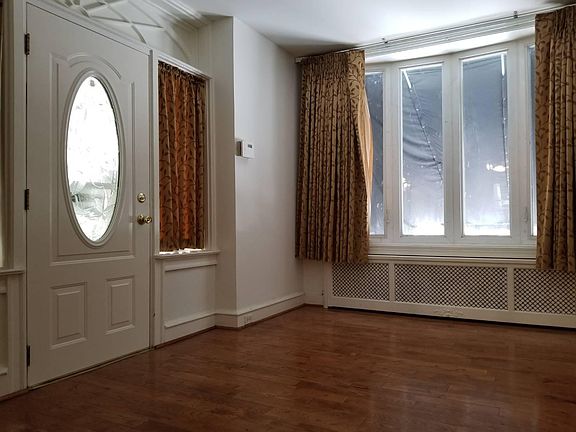 3rd image of 5614 Woodbine Ave