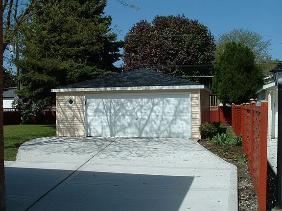 2.5 car garage w/new concrete drveway