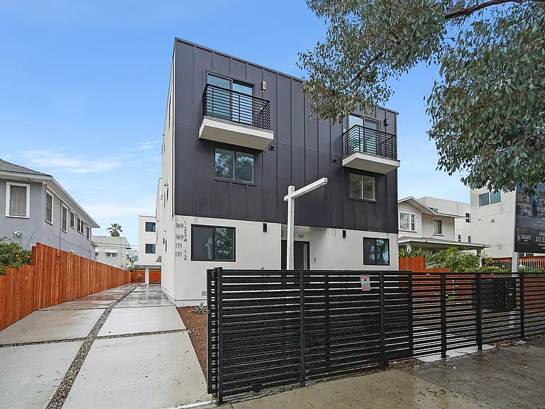 Luxury 2 and 3 Bed Townhomes with Covered Parking! — Photo 22