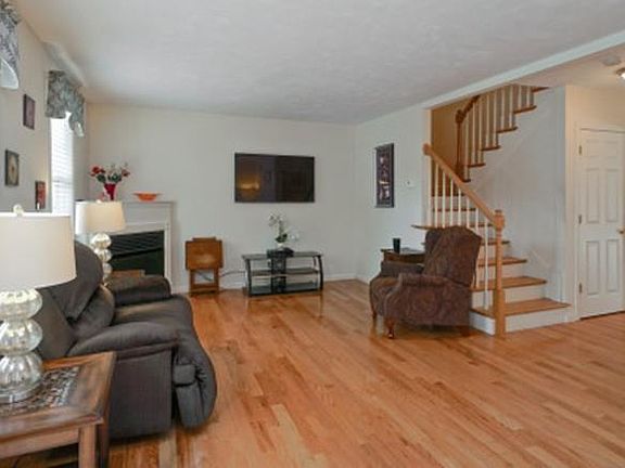 3rd image of 627 Thurston St #4