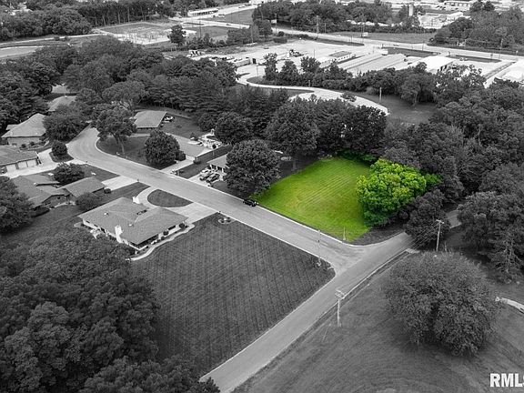 2nd image of 2 Oakwood Dr
