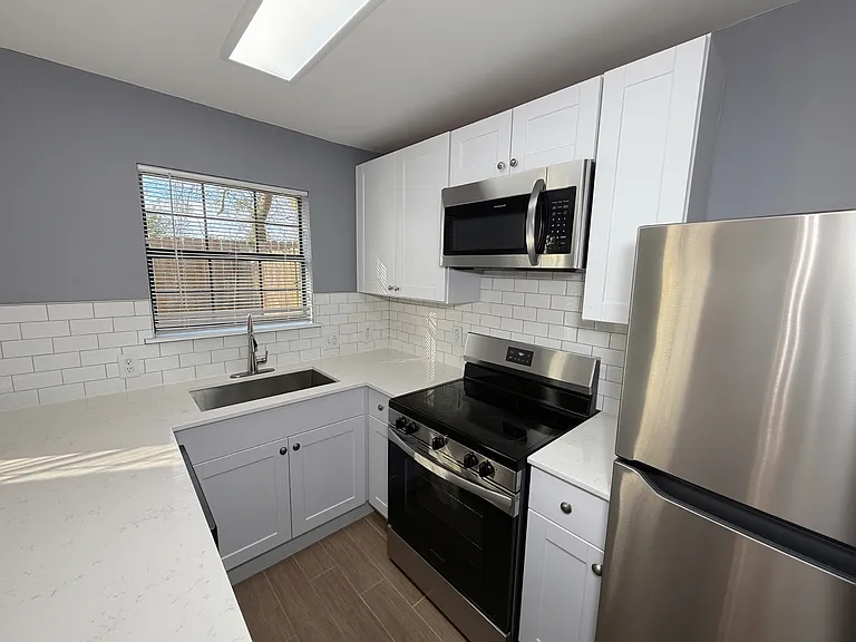 1900 W Taylor St — Photo 8