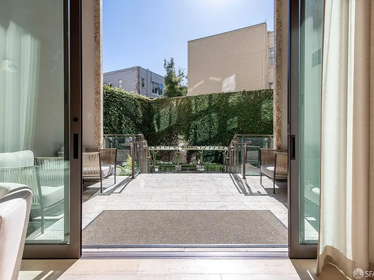 875 California St #403 — Photo 2