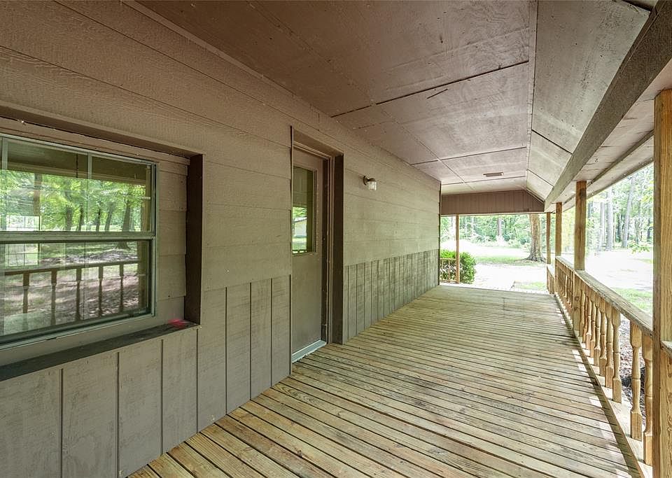 1st image of 15977 Oak Creek Cir