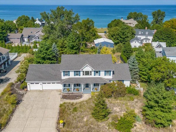 51113 Main Dr, New Buffalo, MI 49117