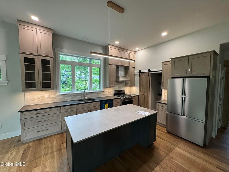 4th image of 561 Lake Road