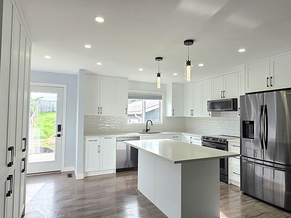 2nd image of 76 E Rundle Pl SW