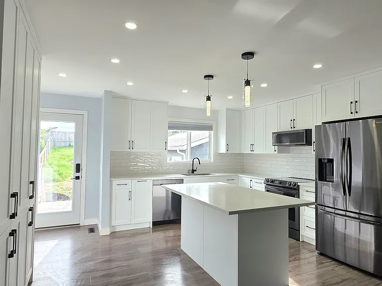76 E Rundle Pl SW — Photo 2