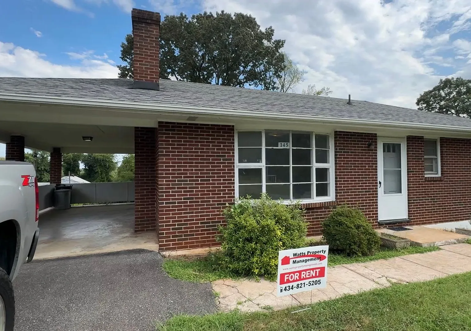 Spacious brick house in Madison Heights — Photo 1