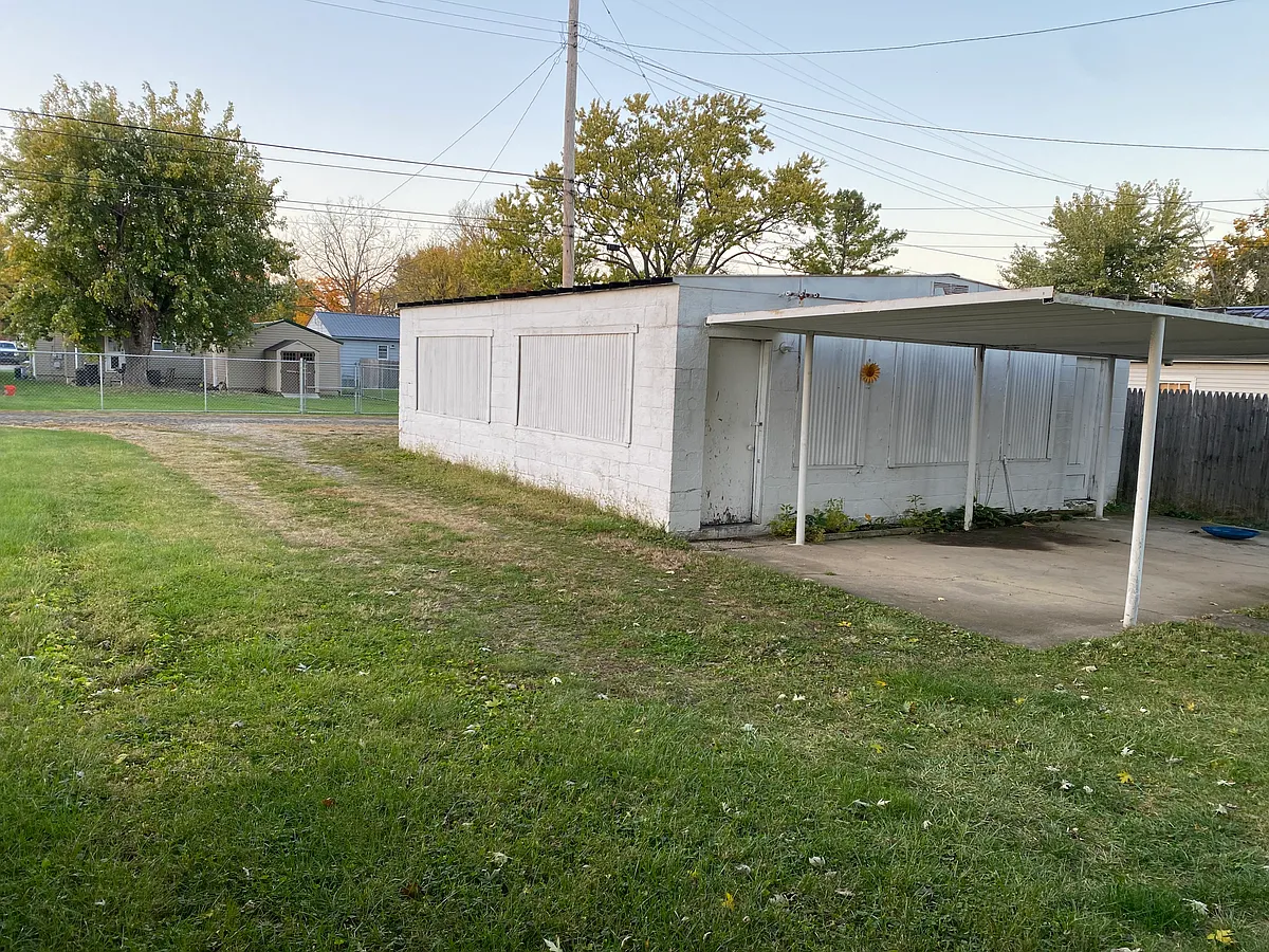 Building Photo - 1208 E Temple St