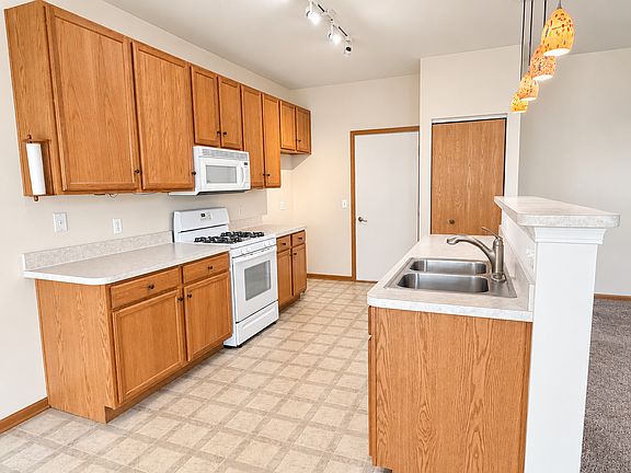 2nd image of 1584 W Ludington Cir
