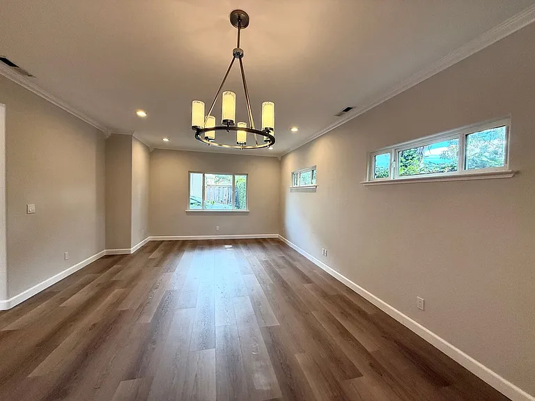 1576 Heritage Ln — Photo 2