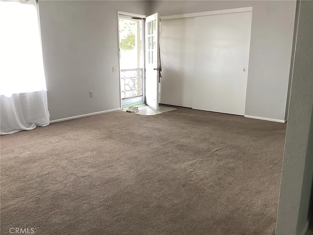 2 bed, 1000 sqft, $1,900 — Photo 2