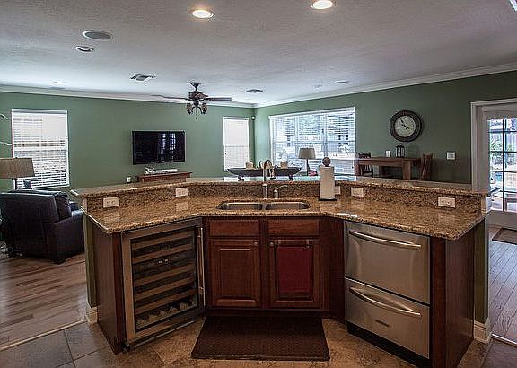 3rd image of 3707 W De Leon St