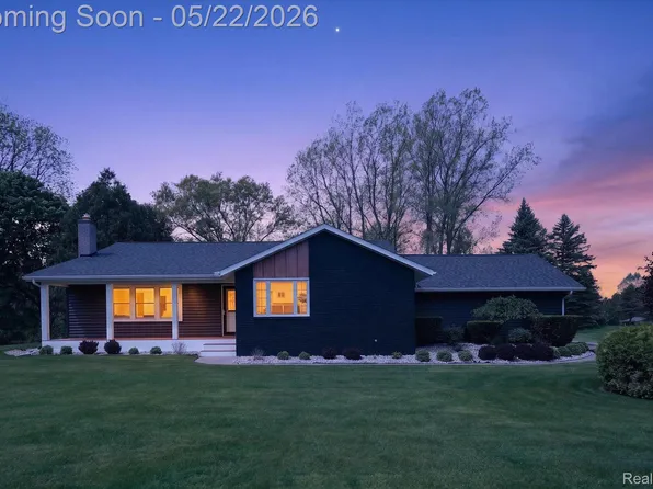 12192 Overlook Dr, Fenton, MI 48430