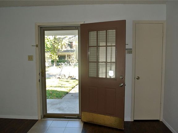 4th image of 810 Versailles Dr