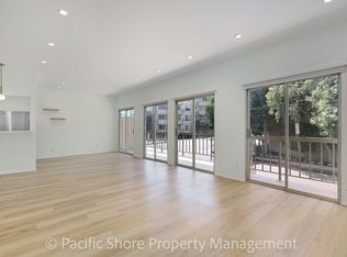 612 S Barrington Ave APT 215, Los Angeles, CA 90049