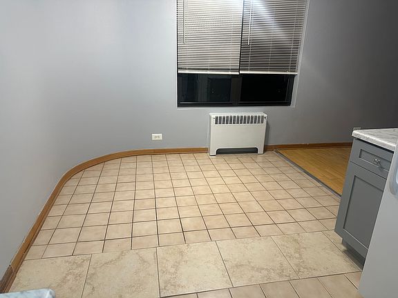 4th image of 6218 N Whipple St #2E