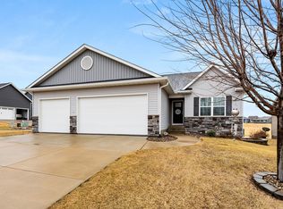 1425 Parkview Ln, Davenport, IA 52807