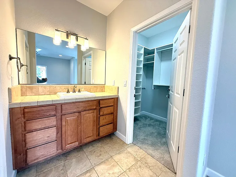 1576 Heritage Ln — Photo 7