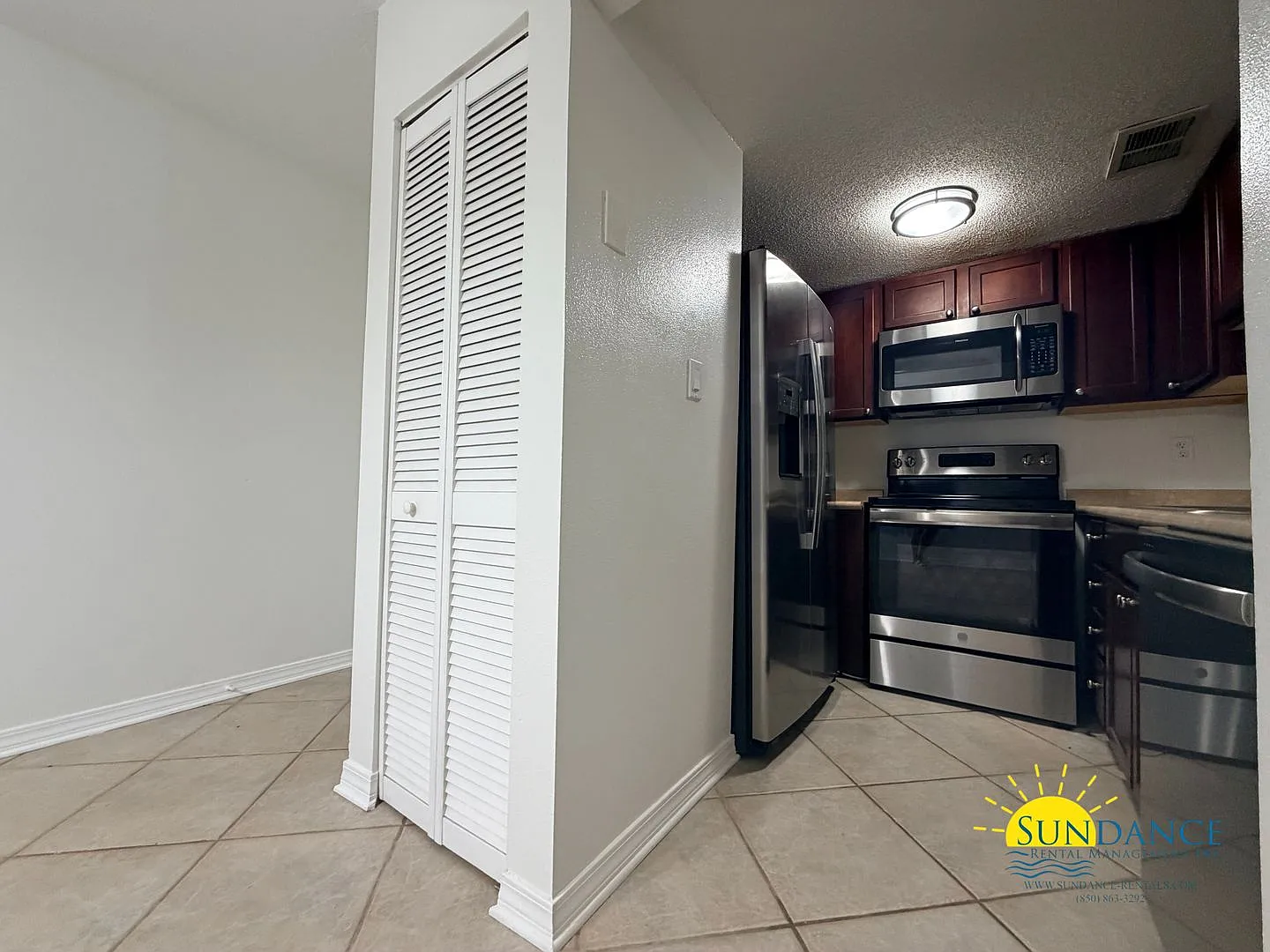 Charming 2BR Condo in Shalimar with Community Pool & great amenities! — Photo 3