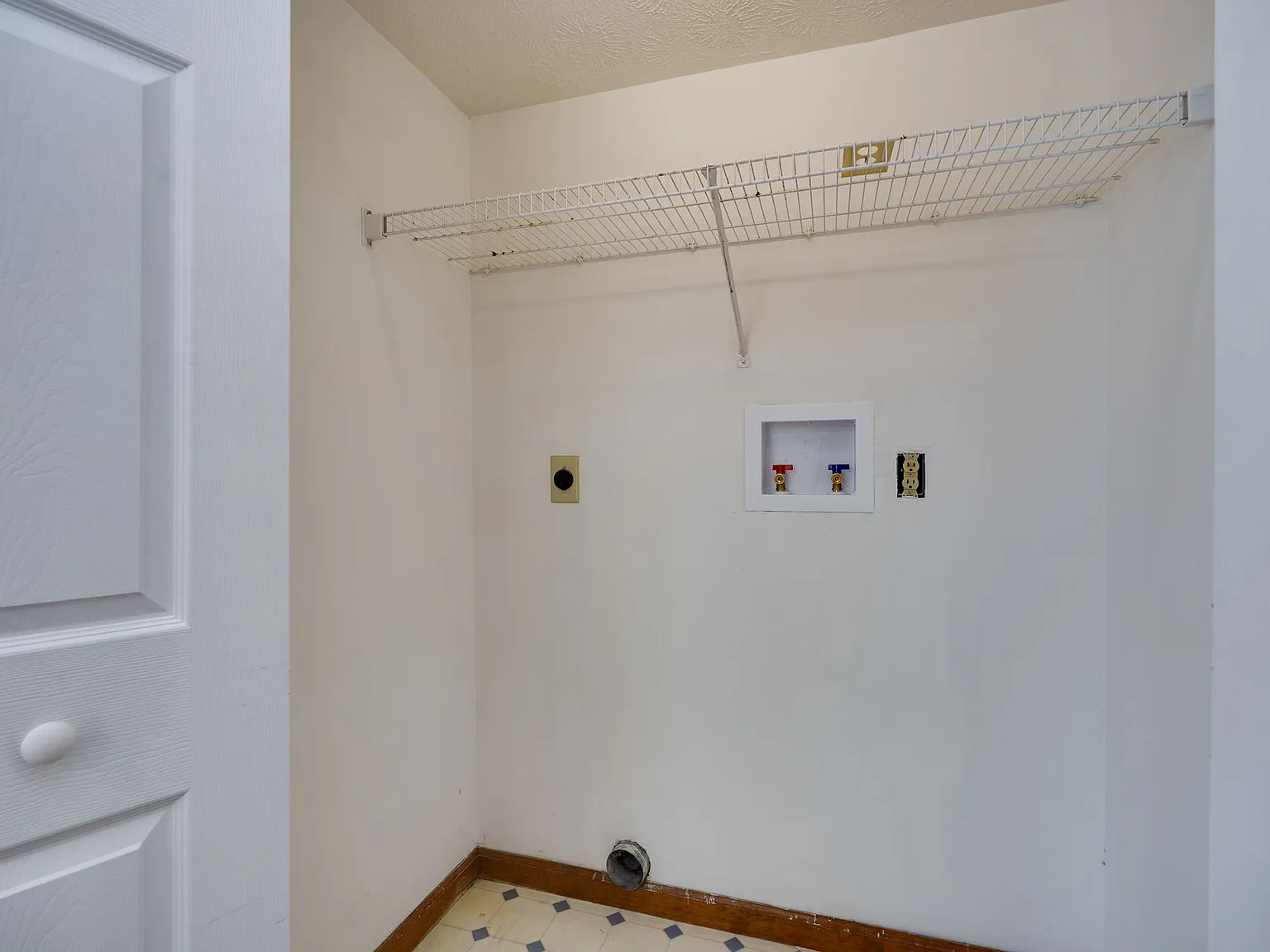 4 bed, 2.5 bath, 1856 sqft, $2,650 — Photo 2
