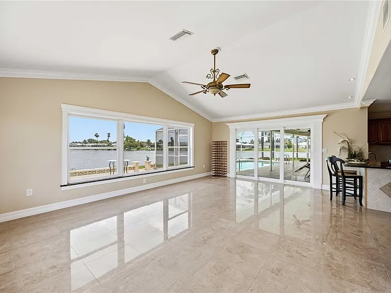 1714 Claw Ct — Photo 3