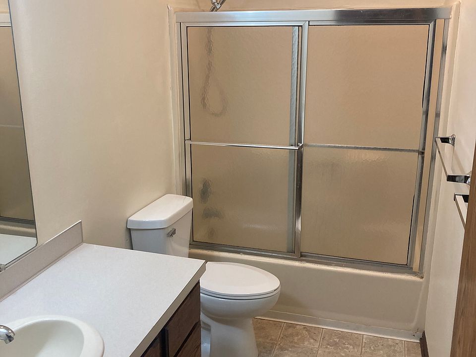 Bathroom with tub/shower