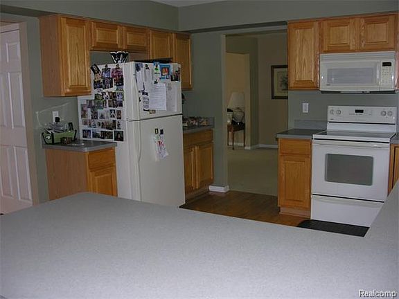 5th image of 229 Columbia Dr