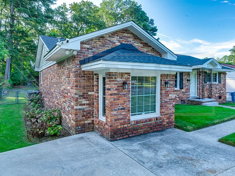2532 Parkwood Dr — Photo 3