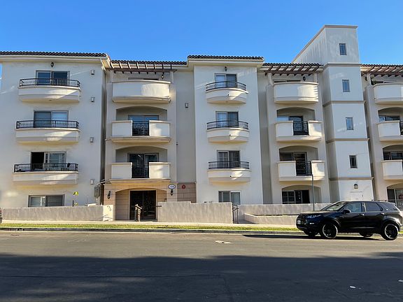 2nd image of 11848 1/2 Kiowa Ave #Penthouse 5