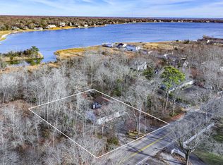 43 W Tiana Rd, Hampton Bays, NY 11946