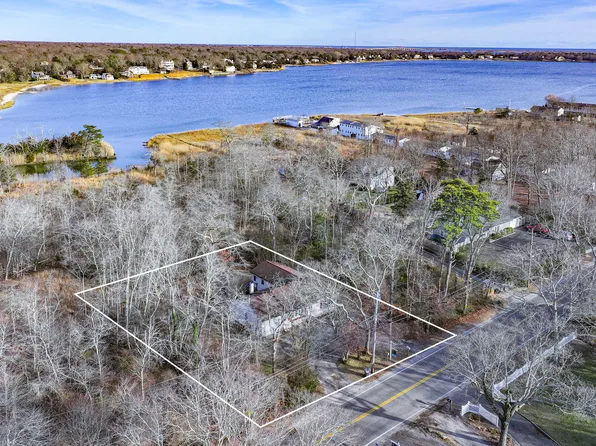 43 W Tiana Rd, Hampton Bays, NY 11946