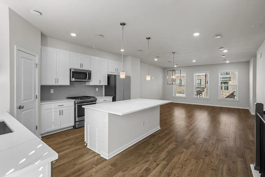 3 bed, 3.5 bath, 1967 sqft, $2,800 — Photo 3