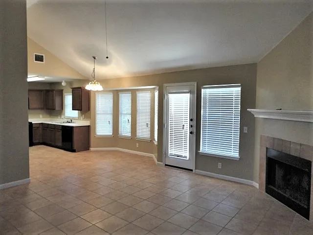 3 bed, 2.0 bath, 1393 sqft, $1,920 — Photo 4