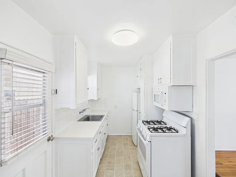 Coastal Living in the Heart of Coronado-1/2 Mile from the Beach — Photo 3