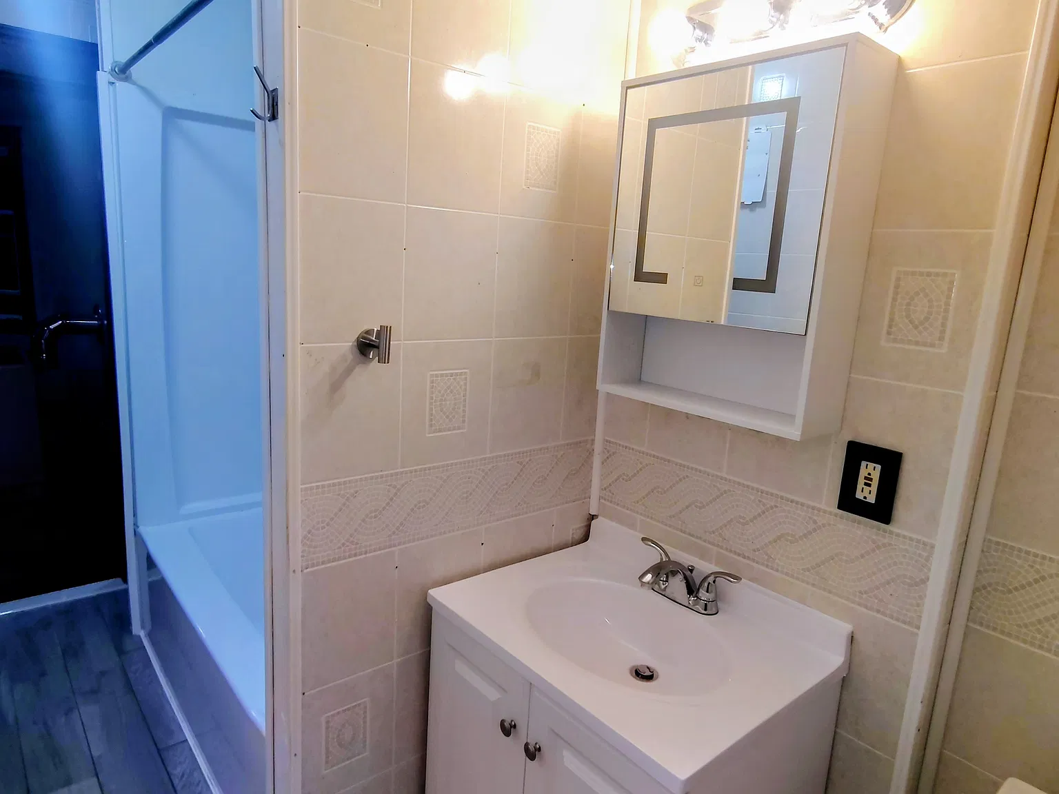92 Weetamoe St — Photo 2