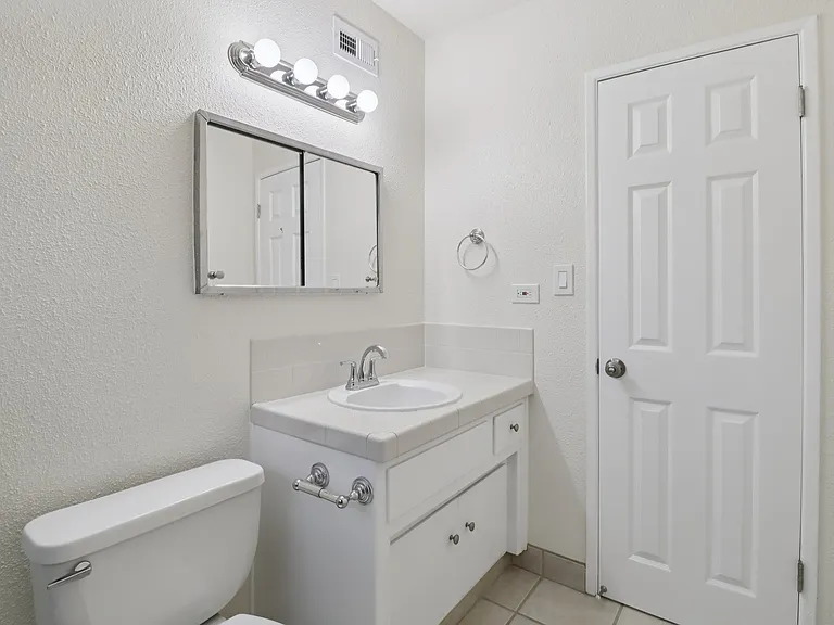 La Jollan Townhomes — Photo 13