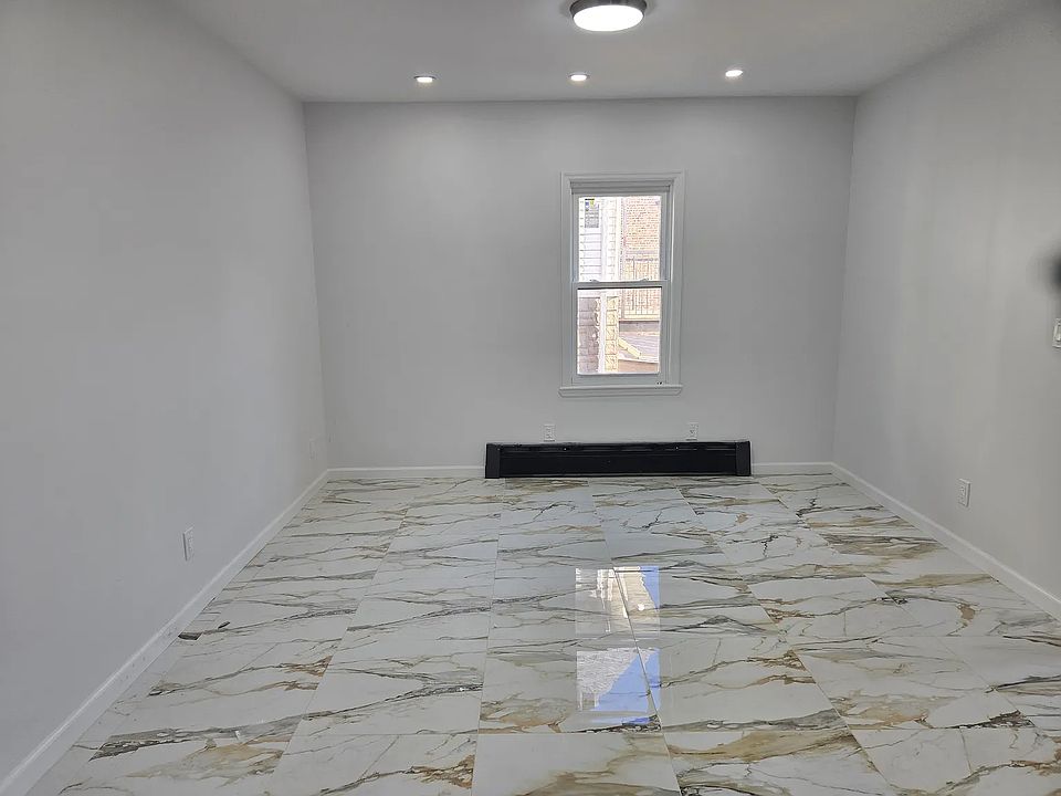1st image of 606 E 3rd St #2