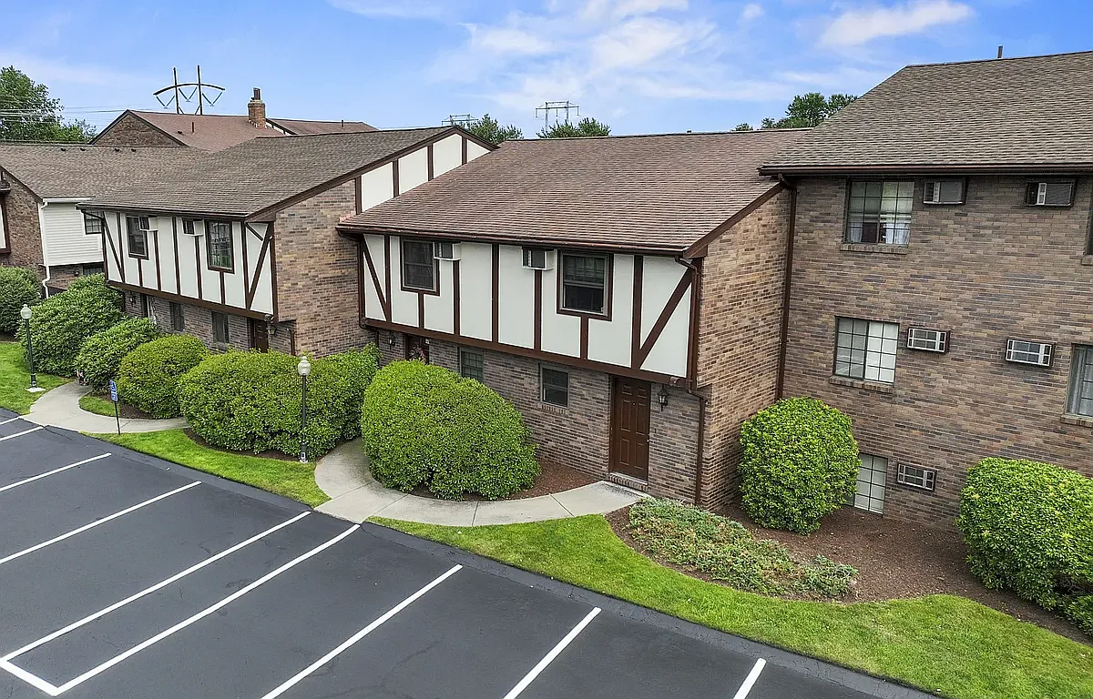 Tudor Glen Village — Photo 3