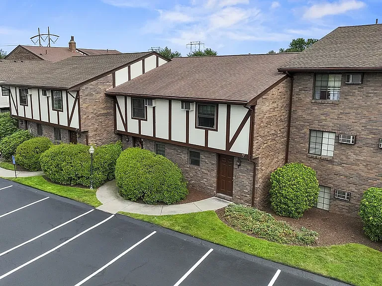 Tudor Glen Village — Photo 3