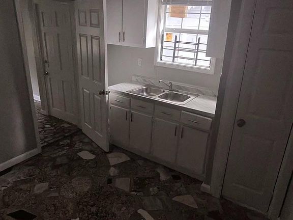 5th image of 2198 Lyon Ave