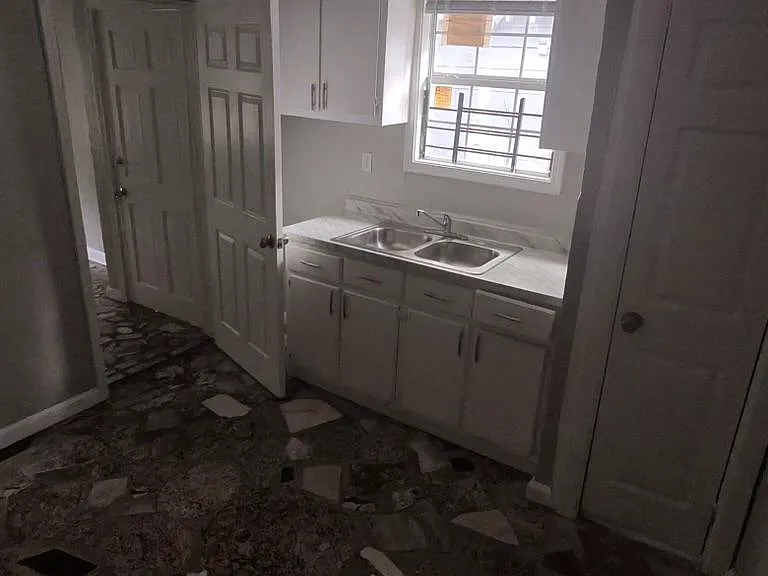 2198 Lyon Ave — Photo 5