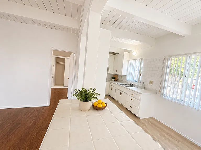 2102 S Pacific Ave — Photo 6