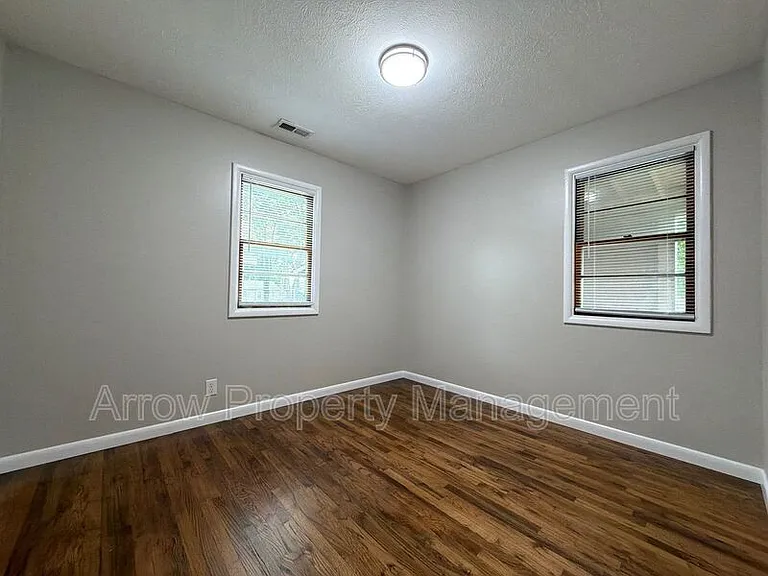 2122 N 32nd St — Photo 12